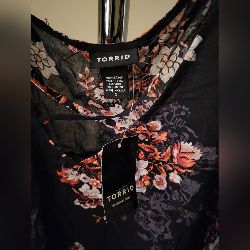 ❌️SOLD❌️Black Floral Torrid Top - Picture 4 of 4